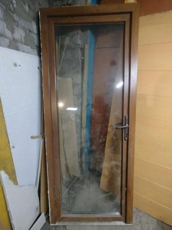 Продам пластиковую дверь
