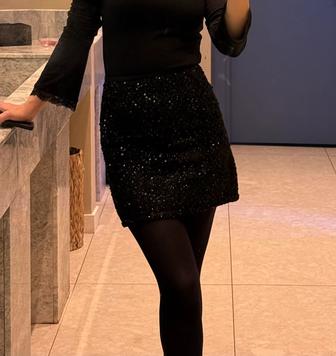 Черная юбка мини с пайетками и шортами