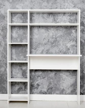 Рабочий стол с полками