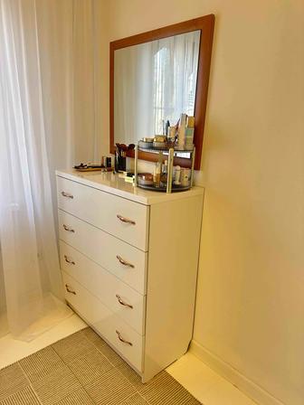 Продам комод с зеркалом