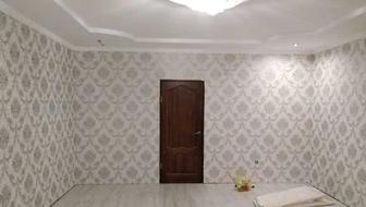 Клеим обои.