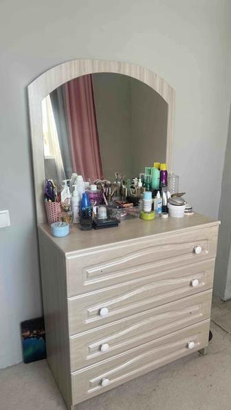 комод с зеркалом