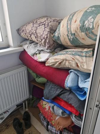 Отдам даром ковер и корешки и полотенце