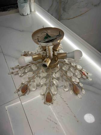 Продам люстру