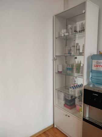 Шкаф стеклянный