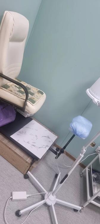 Педикюрное кресло и зеркало с освещением