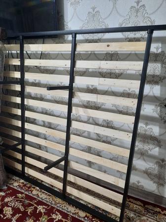 Двухспальная кровать.