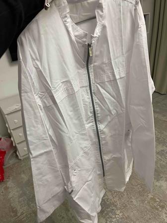 Медицинский халат и 100 медицинских шапочек.