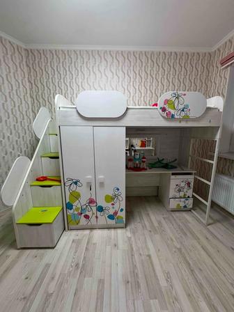 Продаю детскую кроватку с туалетным столиком и письменный стол