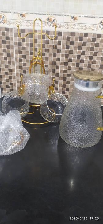 Продам чайник жаропрочный с кружками новый