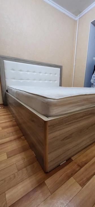 Продам двуспальную кровать