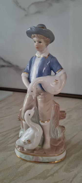 Статуэтка фарфоровая