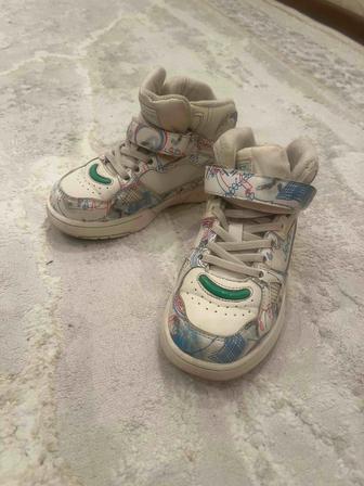 Продам детские ботинки