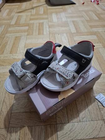 Продам детские сандали