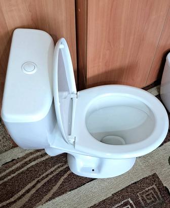 Унитаз в сборе в отличном рабочем состоянии б/у