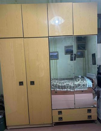 Шкаф четырехдверный с зеркалом, антресолями б/у,