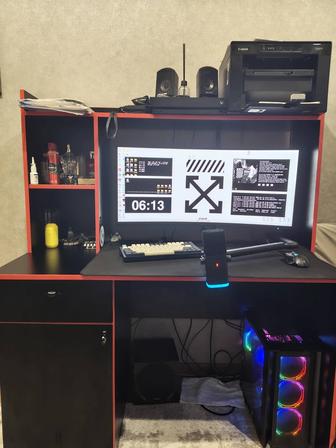 Игровой стол/компьютерный стол с полками, вместительный.