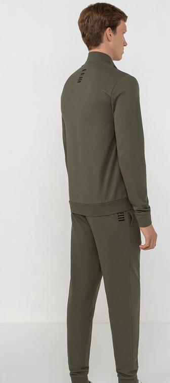 Продам спортивный костюм