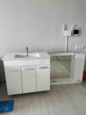 Продается белый шкаф (раковина)с зеркалом для ванной в отличном состоянии