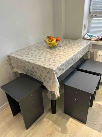 Стол и стулья