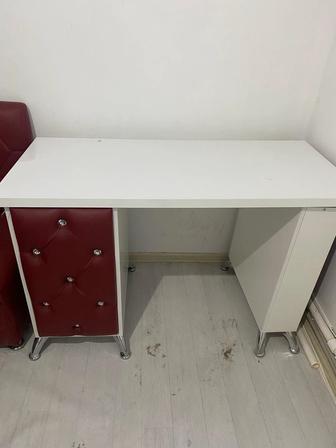 маникюрный стол