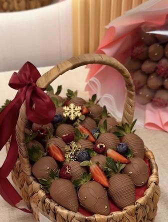 Клубника в шоколаде и букеты
