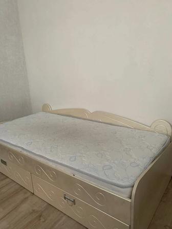 Продам кровать детскую с нишами