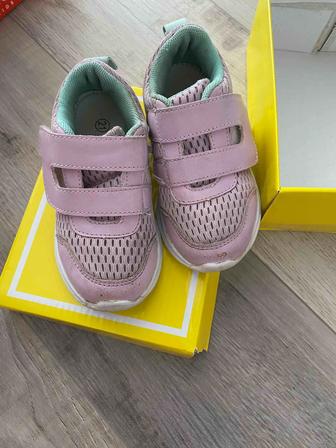 Продам детские кроссовки бу
