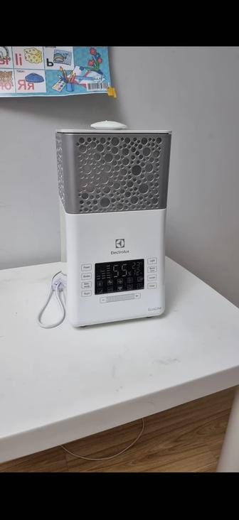 Увлажнитель воздуха Electrolux EHU-3715D белый