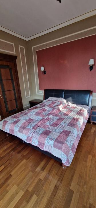 Спальная кровать 225д-195ш-100 и 2 тумбочки