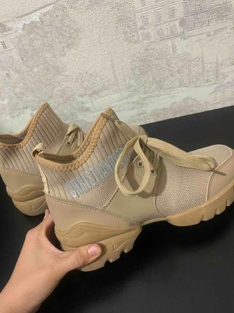 Кроссовки женские