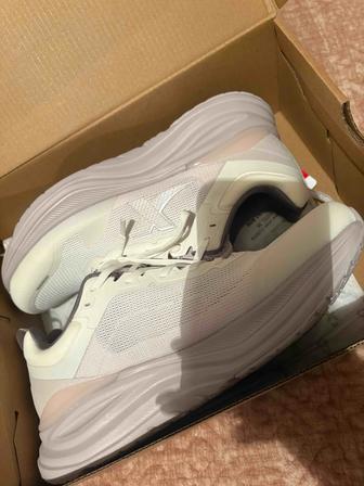 Кроссовки женские