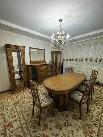 Мебель горка, зеркало, комод, стол, стулья материал Натуральный дуб