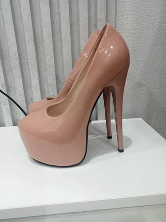 Продам женские туфли лабутены