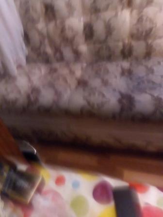 Продам большой диван,светлого цвета,длина метр 80,бу 2 года,цена 35000 торг