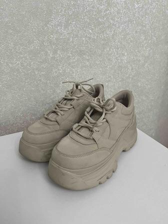 кроссовки от Zara бежевые