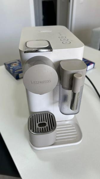 Автоматическая кофемашина lattissima one nespresso 80 порции подарок