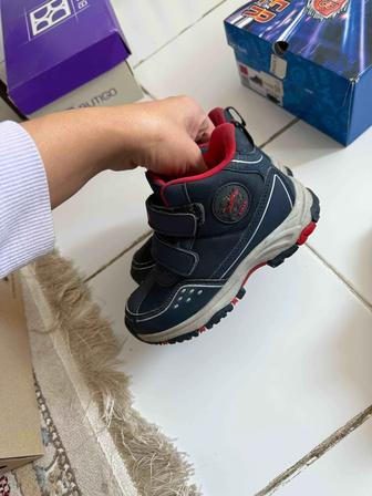 Продам детские ботинки