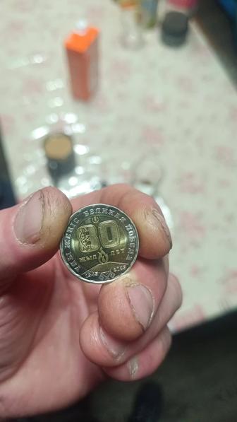 Монета 200т 80 лет победы