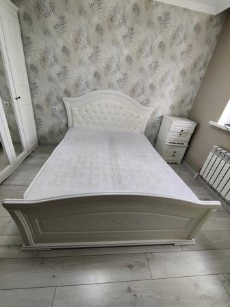 Двуспальный кровать с матрасом