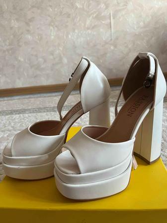 Босоножки на высоких каблуках