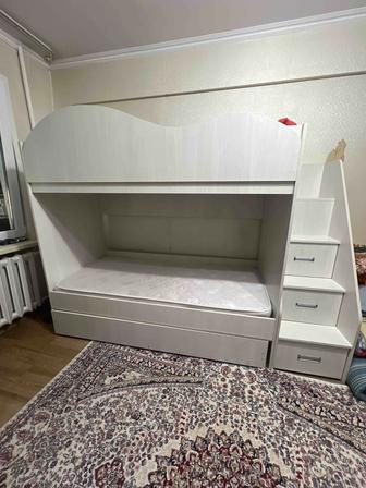 Продам трехъярусную кровать