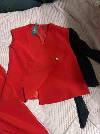 Костюм брючный красный