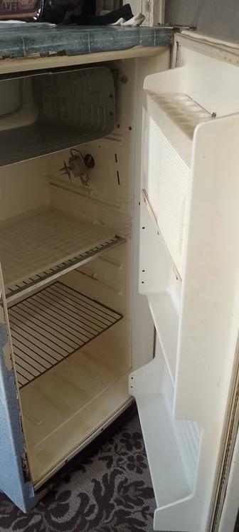 Продам старый холодильник