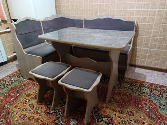 Продам кухонный стол, угловая скамейка, 2 табуретки