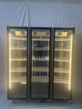 Трехдверный витринный холодильник с LED-подсветкой
