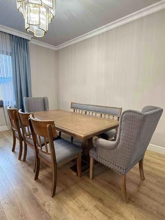 Комплект столовой мебели от бренда Ashley