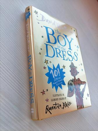 Книжка на английском языке The Boy in the dress