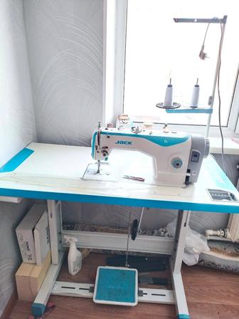 Продается производственная Швейная машинка JACK F4 со столом