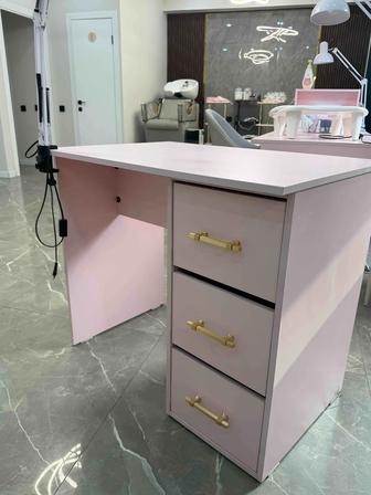 Маникюрный стол